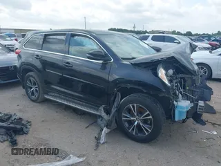 2018 Toyota Highlander LE z VIN 5TDZZRFH5JS283413, wystawiony jako IAAI lot #42137612 z przebiegiem 127 889 mil mil oraz . Historia ofert i sprzedaży dostępna na DreamBid. Obrazek 1.
