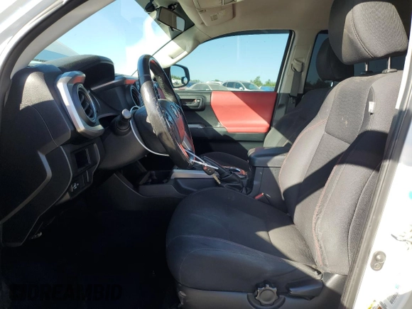2017 Toyota Tacoma SR z VIN 5TFAX5GNXHX074690, wystawiony jako Copart lot #56672165 z przebiegiem 107 292 mil mil oraz Szkoda całkowita • Salvage title. Historia ofert i sprzedaży dostępna na DreamBid. Obrazek 7.