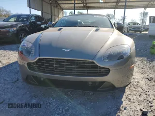 2014 Aston Martin Vantage z VIN SCFEKBBK3EGD18661, wystawiony jako Copart lot #86366204 z przebiegiem 14 863 mil mil oraz Szkoda całkowita • Salvage title. Historia ofert i sprzedaży dostępna na DreamBid. Obrazek 5.
