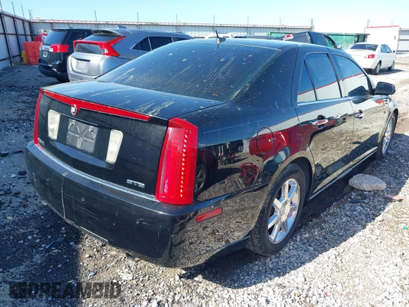 2008 Cadillac STS RWD z VIN 1G6DW67V780113057, wystawiony jako IAAI lot #41997608 z przebiegiem 159 968 mil mil oraz . Historia ofert i sprzedaży dostępna na DreamBid. Obrazek 4.