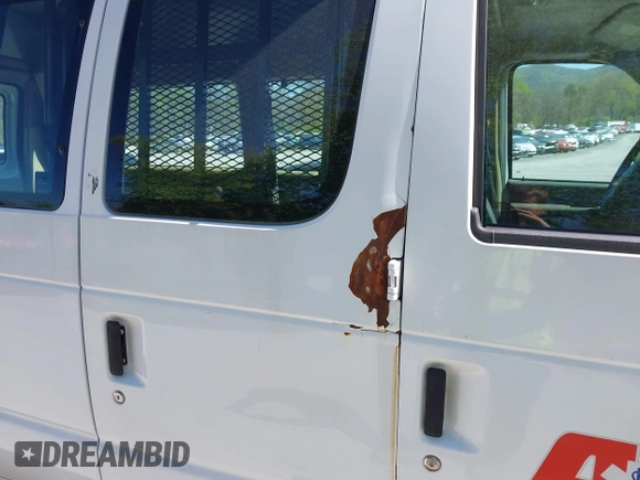 2008 Ford Econoline Cargo Commercial z VIN 1FTNE24W78DA10529, wystawiony jako IAAI lot #42030310 z przebiegiem 359 982 mil mil oraz . Historia ofert i sprzedaży dostępna na DreamBid. Obrazek 17.