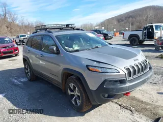 2016 Jeep Cherokee Trailhawk z VIN 1C4PJMBB6GW335837, wystawiony jako IAAI lot #41547478 z przebiegiem 236 483 mil mil oraz . Historia ofert i sprzedaży dostępna na DreamBid. Obrazek 1.