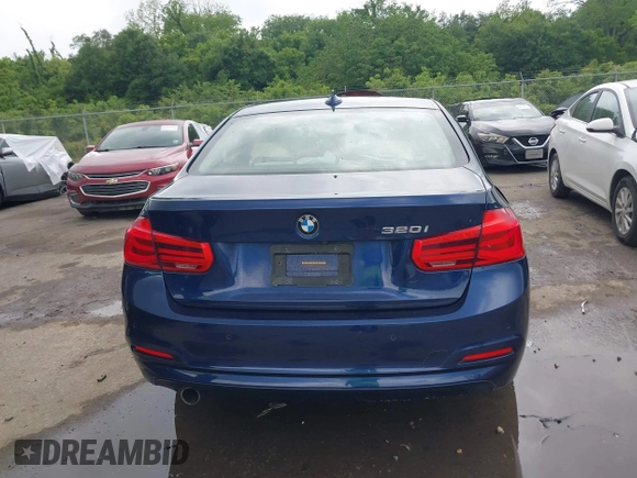 2017 BMW 3 Series 320i z VIN WBA8E1G3XHNU15607, wystawiony jako IAAI lot #42117103 z przebiegiem Nie podano mil oraz . Historia ofert i sprzedaży dostępna na DreamBid. Obrazek 15.