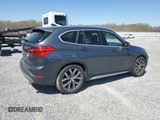 2018 BMW X1 sDrive28i z VIN WBXHU7C37J5H44758, wystawiony jako Copart lot #50888735 z przebiegiem 95 143 mil mil oraz Szkody całkowita. Historia ofert i sprzedaży dostępna na DreamBid. Obrazek 3.