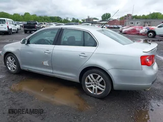 2007 Volkswagen Jetta Wolfsburg Edition с VIN 3VWEG71K67M155277, выставлен на аукционе IAAI как лот 42348863 с пробегом 141 788 миль миль и . История ставок и продаж доступна на DreamBid. Изображение 12.