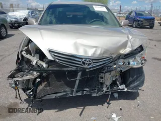 2006 Toyota Camry STD z VIN 4T1BE30KX6U658158, wystawiony jako IAAI lot #42394262 z przebiegiem 102 830 mil mil oraz . Historia ofert i sprzedaży dostępna na DreamBid. Obrazek 6.
