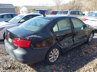 2011 Volkswagen Jetta Sedan SE w/Convenience & Sunroof PZEV with VIN 3VWDZ7AJ6BM040569, listed as a IAAI auction lot 41872654 with 176,846 mi miles. Bid and sale history available at carsss.com. Image 4.