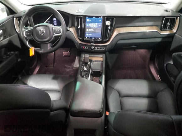2022 Volvo XC60 Momentum z VIN YV4L12DK3N1033784, wystawiony jako Copart lot #86092324 z przebiegiem 56 299 mil mil oraz Czysty tytuł • Clean title. Historia ofert i sprzedaży dostępna na DreamBid. Obrazek 8.