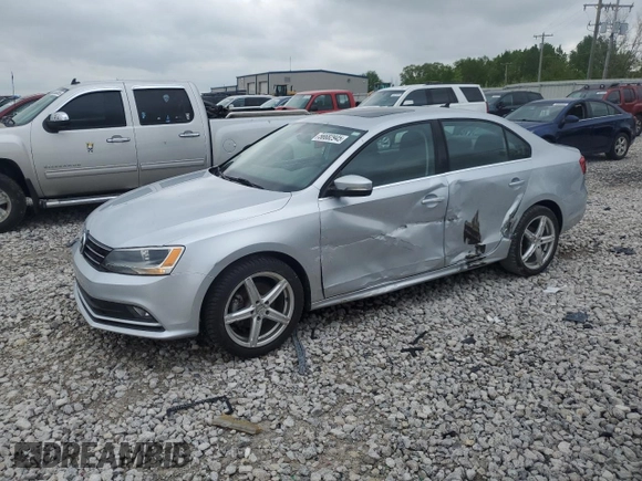 2015 Volkswagen Jetta SE z VIN 3VWD07AJ0FM252092, wystawiony jako Copart lot #56682945 z przebiegiem 104 325 mil mil oraz Czysty tytuł • Clean title. Historia ofert i sprzedaży dostępna na DreamBid. Obrazek 1.