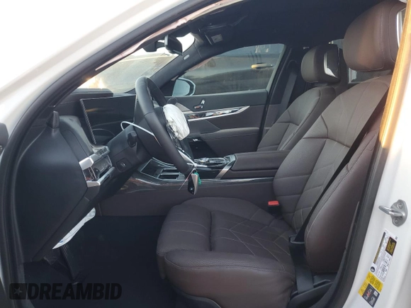 2024 BMW i7 xDrive60 z VIN WBY53EJ01RCP72333, wystawiony jako Copart lot #82242244 z przebiegiem Nie podano mil oraz Szkoda całkowita • Salvage title. Historia ofert i sprzedaży dostępna na DreamBid. Obrazek 7.