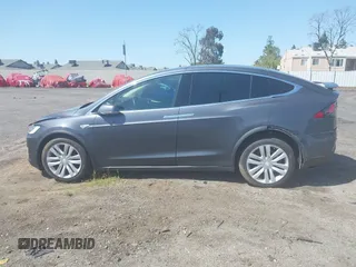 2016 Tesla Model X 70D z VIN 5YJXCAE27GF002541, wystawiony jako IAAI lot #41957228 z przebiegiem 77 199 mil mil oraz . Historia ofert i sprzedaży dostępna na DreamBid. Obrazek 14.