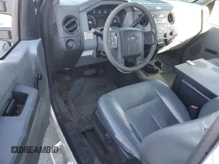 2013 Ford F-350 XL z VIN 1FDRF3A6XDEB92283, wystawiony jako Copart lot #60942625 z przebiegiem 61 808 mil mil oraz Czysty tytuł • Clean title. Historia ofert i sprzedaży dostępna na DreamBid. Obrazek 8.