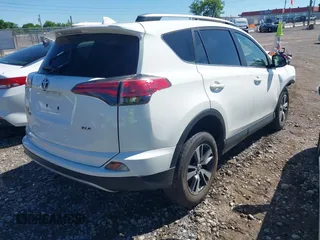 2018 Toyota RAV4 XLE с VIN JTMWFREV9JJ742409, выставлен на аукционе IAAI как лот 42307225 с пробегом 60 738 миль миль и . История ставок и продаж доступна на DreamBid. Изображение 4.