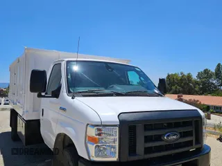 2021 Ford Econoline Cargo z VIN 1FDXE4FN3MDC34413, wystawiony jako Copart lot #65444515 z przebiegiem 92 290 mil mil oraz Czysty tytuł • Clean title. Historia ofert i sprzedaży dostępna na DreamBid. Obrazek 1.