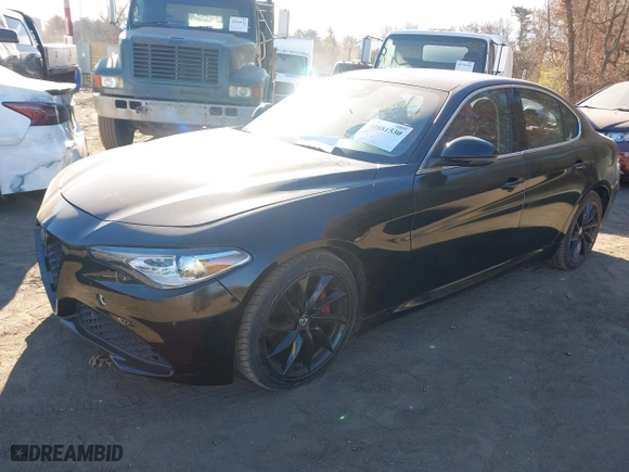 2018 Alfa Romeo Giulia Ti with VIN ZARFAECN5J7568934, listed as a IAAI auction lot 40881530 with 32,534 mi miles. Bid and sale history available at carsss.com. Image 17.