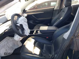 2021 Tesla Model 3 Standard Range Plus z VIN 5YJ3E1EA1MF059829, wystawiony jako IAAI lot #41700782 z przebiegiem 36 813 mil mil oraz . Historia ofert i sprzedaży dostępna na DreamBid. Obrazek 5.