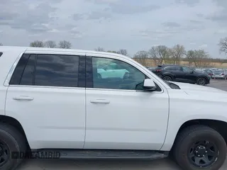 2020 Chevrolet Tahoe Commercial z VIN 1GNSKDEC9LR260983, wystawiony jako IAAI lot #42062097 z przebiegiem 124 911 mil mil oraz . Historia ofert i sprzedaży dostępna na DreamBid. Obrazek 13.