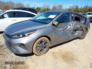 2023 Kia Forte LXS z VIN 3KPF24AD5PE616176, wystawiony jako IAAI lot #41737752 z przebiegiem 21 526 mil mil oraz . Historia ofert i sprzedaży dostępna na DreamBid. Obrazek 2.