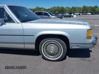 1989 Ford Crown Victoria z VIN 2FABP74F3KX201705, wystawiony jako IAAI lot #42318605 z przebiegiem 93 429 mil mil oraz . Historia ofert i sprzedaży dostępna na DreamBid. Obrazek 6.
