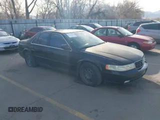 2002 Cadillac Seville Touring STS z VIN 1G6KY54972U193737, wystawiony jako IAAI lot #41876511 z przebiegiem 165 571 mil mil oraz . Historia ofert i sprzedaży dostępna na DreamBid. Obrazek 1.