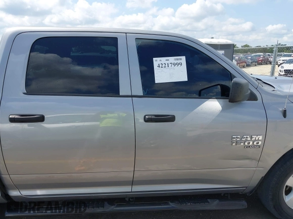 2019 Ram 1500 Tradesman z VIN 3C6RR6KG0KG705946, wystawiony jako IAAI lot #42217999 z przebiegiem 99 460 mil mil oraz . Historia ofert i sprzedaży dostępna na DreamBid. Obrazek 14.