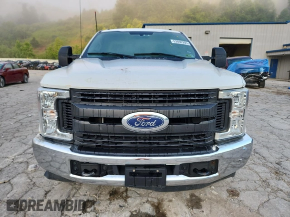 2017 Ford F-250 XL z VIN 1FTBF2A67HEE17619, wystawiony jako Copart lot #62890205 z przebiegiem 149 123 mil mil oraz Szkoda całkowita • Salvage title. Historia ofert i sprzedaży dostępna na DreamBid. Obrazek 5.