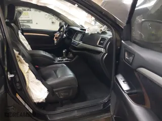 2019 Toyota Highlander SE with VIN 5TDJZRFH0KS706882, listed as a IAAI auction lot 41796238 with 104,009 mi miles. Bid and sale history available at carsss.com. Image 5.
