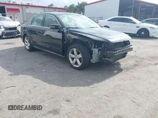 2014 Volkswagen Passat S z VIN 1VWAT7A30EC041728, wystawiony jako IAAI lot #42102295 z przebiegiem 94 768 mil mil oraz . Historia ofert i sprzedaży dostępna na DreamBid. Obrazek 1.