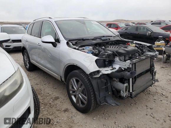 2016 Volkswagen Touareg Sport with VIN WVGEF9BP4GD010645, listed as a Copart auction lot 43271015 with 52,803 mi miles and Salvage Title. Bid and sale history available at DreamBid. Image 4.