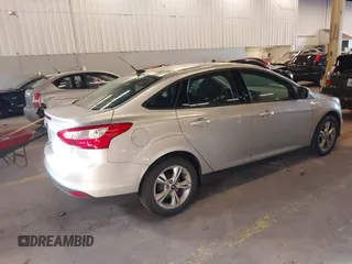 2013 Ford Focus SE z VIN 1FADP3F24DL277767, wystawiony jako IAAI lot #41562390 z przebiegiem 183 322 mil mil oraz . Historia ofert i sprzedaży dostępna na DreamBid. Obrazek 4.