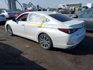 2020 Lexus ES with VIN 58ADZ1B14LU060691, listed as a IAAI auction lot 41633019 with 28,176 mi miles. Bid and sale history available at carsss.com. Image 3.