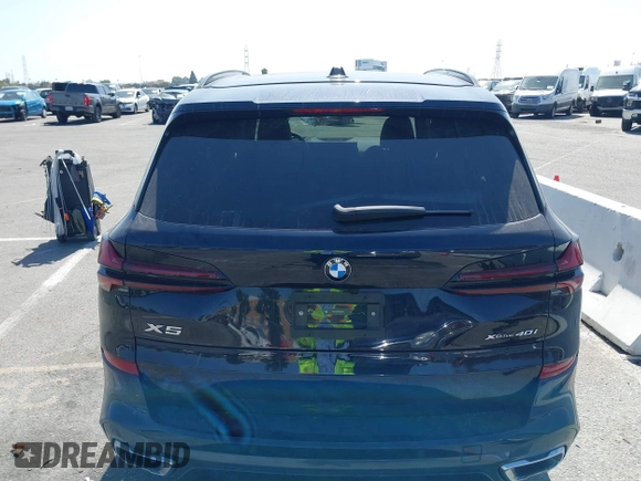 2025 BMW X5 xDrive40i z VIN 5UX23EU04S9X08790, wystawiony jako IAAI lot #42261810 z przebiegiem 7 051 mil mil oraz . Historia ofert i sprzedaży dostępna na DreamBid. Obrazek 17.