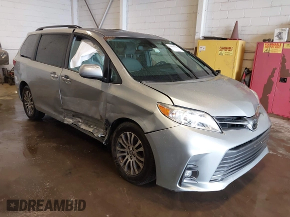 2019 Toyota Sienna XLE Auto Access Seat with VIN 5TDYZ3DC5KS977780, listed as a IAAI auction lot 42015998 with 100,387 mi miles. Bid and sale history available at carsss.com. Image 1.