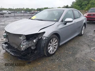 2019 Toyota Camry LE z VIN 4T1B11HK0KU698215, wystawiony jako IAAI lot #42319699 z przebiegiem 54 864 mil mil oraz . Historia ofert i sprzedaży dostępna na DreamBid. Obrazek 2.