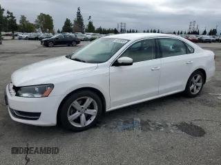 2014 Volkswagen Passat Wolfsburg Edition z VIN 1VWAT7A3XEC021986, wystawiony jako Copart lot #48819995 z przebiegiem 125 699 mil mil oraz Szkoda całkowita • Salvage title. Historia ofert i sprzedaży dostępna na DreamBid. Obrazek 1.
