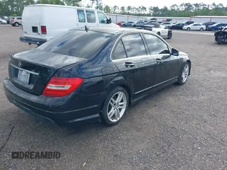 2014 Mercedes-Benz C 250 Sport z VIN WDDGF4HB0EA957858, wystawiony jako IAAI lot #42253090 z przebiegiem 192 097 mil mil oraz . Historia ofert i sprzedaży dostępna na DreamBid. Obrazek 4.