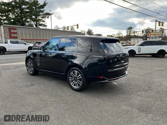 2023 Land Rover Range Rover SE z VIN SALKP9E70PA017747, wystawiony jako Copart lot #45363235 z przebiegiem 39 043 mil mil oraz Czysty tytuł • Clean title. Historia ofert i sprzedaży dostępna na DreamBid. Obrazek 3.