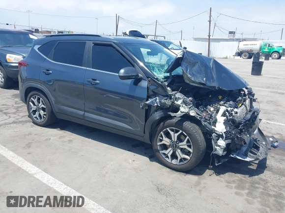 2022 Kia Seltos EX z VIN KNDERCAA2N7246714, wystawiony jako IAAI lot #42282653 z przebiegiem 51 650 mil mil oraz . Historia ofert i sprzedaży dostępna na DreamBid. Obrazek 1.