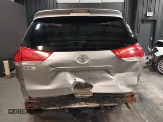 2014 Toyota Sienna LE AAS z VIN 5TDKK3DC5ES506503, wystawiony jako IAAI lot #42076671 z przebiegiem 320 016 mil mil oraz . Historia ofert i sprzedaży dostępna na DreamBid. Obrazek 6.
