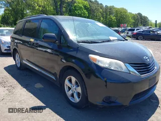 2014 Toyota Sienna LE AAS z VIN 5TDKK3DC6ES453200, wystawiony jako IAAI lot #42277928 z przebiegiem 347 887 mil mil oraz . Historia ofert i sprzedaży dostępna na DreamBid. Obrazek 1.