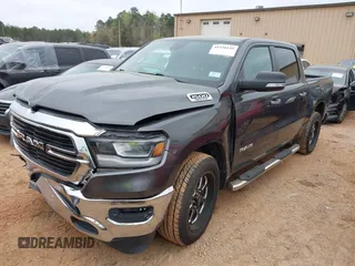 2019 Ram 1500 Big Horn z VIN 1C6RREFT7KN522858, wystawiony jako IAAI lot #41938140 z przebiegiem 115 165 mil mil oraz . Historia ofert i sprzedaży dostępna na DreamBid. Obrazek 2.