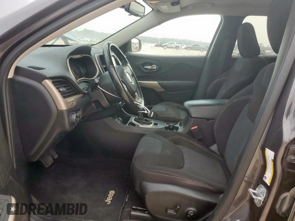 2017 Jeep Cherokee Latitude with VIN 1C4PJLCS9HW586913, listed as a Copart auction lot 57302965 with 141,254 mi miles and Clean title. Bid and sale history available at DreamBid. Image 7.