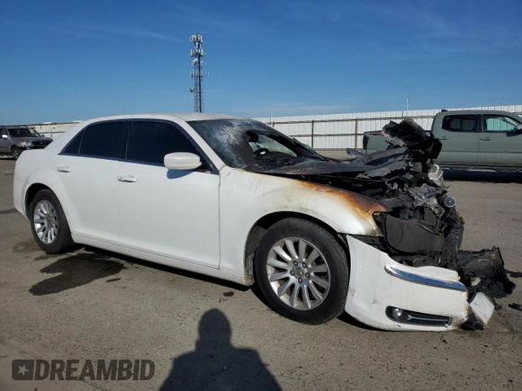 2013 Chrysler 300 z VIN 2C3CCAAGXDH615313, wystawiony jako Copart lot #46552125 z przebiegiem Nie podano mil oraz Szkoda całkowita • Salvage title. Historia ofert i sprzedaży dostępna na DreamBid. Obrazek 4.