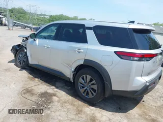 2024 Nissan Pathfinder S z VIN 5N1DR3ACXRC251780, wystawiony jako IAAI lot #42245940 z przebiegiem 7 871 mil mil oraz . Historia ofert i sprzedaży dostępna na DreamBid. Obrazek 3.