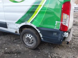 2020 Ford Transit Cargo z VIN 1FTBR2C87LKA34635, wystawiony jako IAAI lot #41201981 z przebiegiem 89 814 mil mil oraz . Historia ofert i sprzedaży dostępna na DreamBid. Obrazek 17.