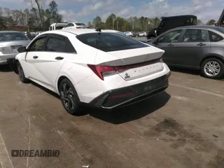 2024 Hyundai Elantra Limited z VIN KMHLN4DJ4RU093132, wystawiony jako IAAI lot #41960097 z przebiegiem 8 445 mil mil oraz . Historia ofert i sprzedaży dostępna na DreamBid. Obrazek 3.