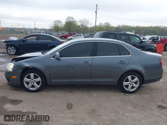 2008 Volkswagen Jetta SE z VIN 3VWRM71K18M135790, wystawiony jako IAAI lot #42165888 z przebiegiem 147 523 mil mil oraz . Historia ofert i sprzedaży dostępna na DreamBid. Obrazek 14.