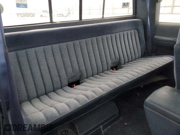 1992 GMC Sierra 2500 z VIN 2GTFK29K3N1539843, wystawiony jako Copart lot #45037335 z przebiegiem 146 355 mil mil oraz Szkody całkowita. Historia ofert i sprzedaży dostępna na DreamBid. Obrazek 10.