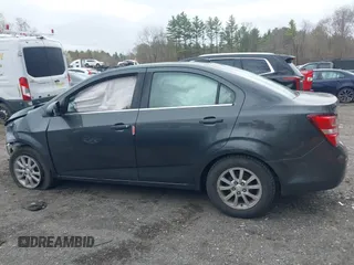 2018 Chevrolet Sonic LT z VIN 1G1JD5SG9J4123931, wystawiony jako IAAI lot #42066158 z przebiegiem 94 959 mil mil oraz . Historia ofert i sprzedaży dostępna na DreamBid. Obrazek 14.