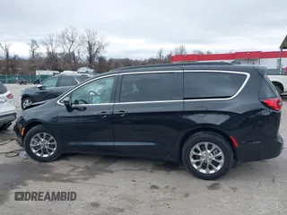2022 Chrysler Pacifica Touring L z VIN 2C4RC3BG6NR164599, wystawiony jako IAAI lot #41727606 z przebiegiem 17 078 mil mil oraz . Historia ofert i sprzedaży dostępna na DreamBid. Obrazek 14.